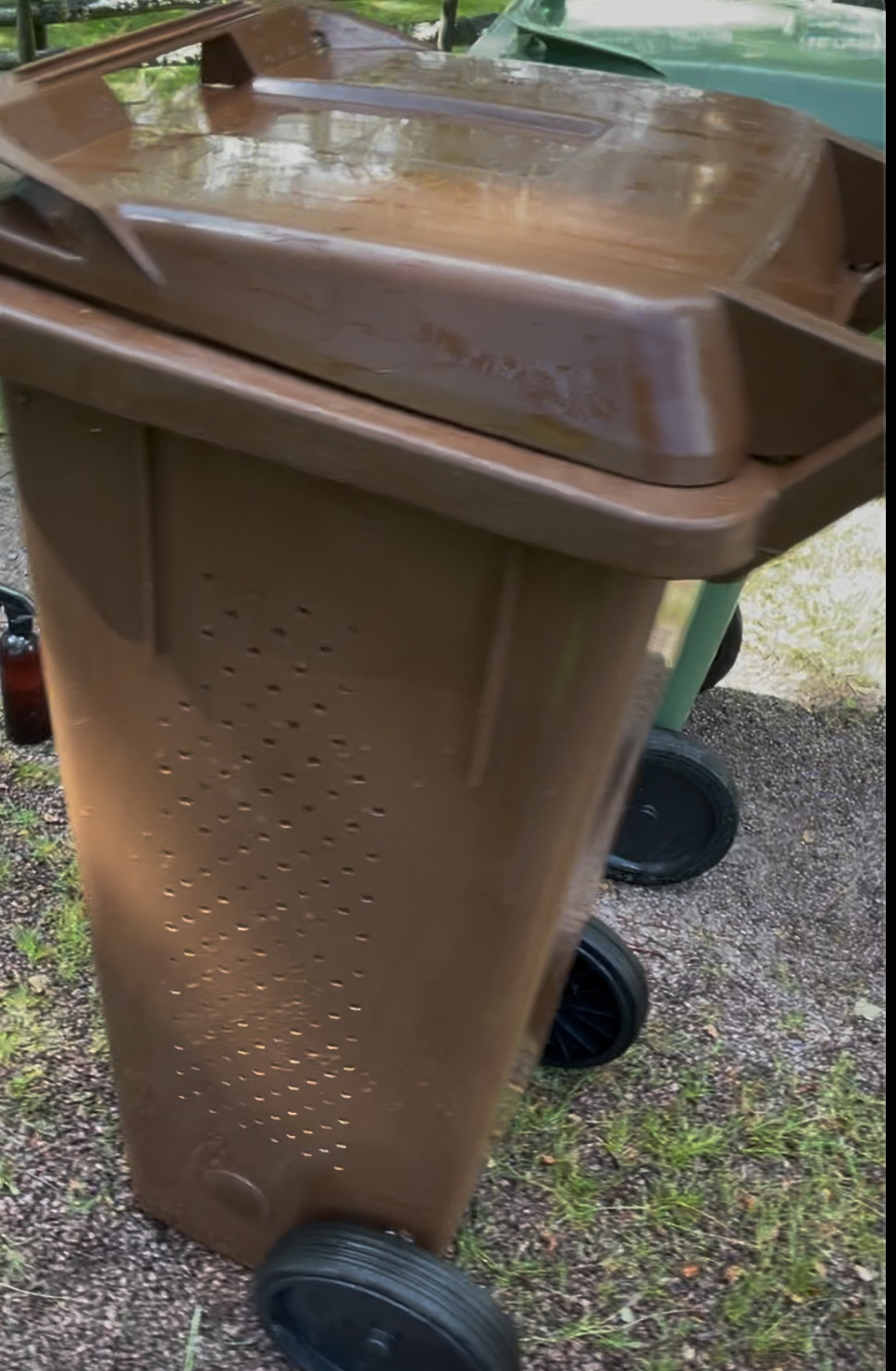 Smutsig soptunna före rengöring