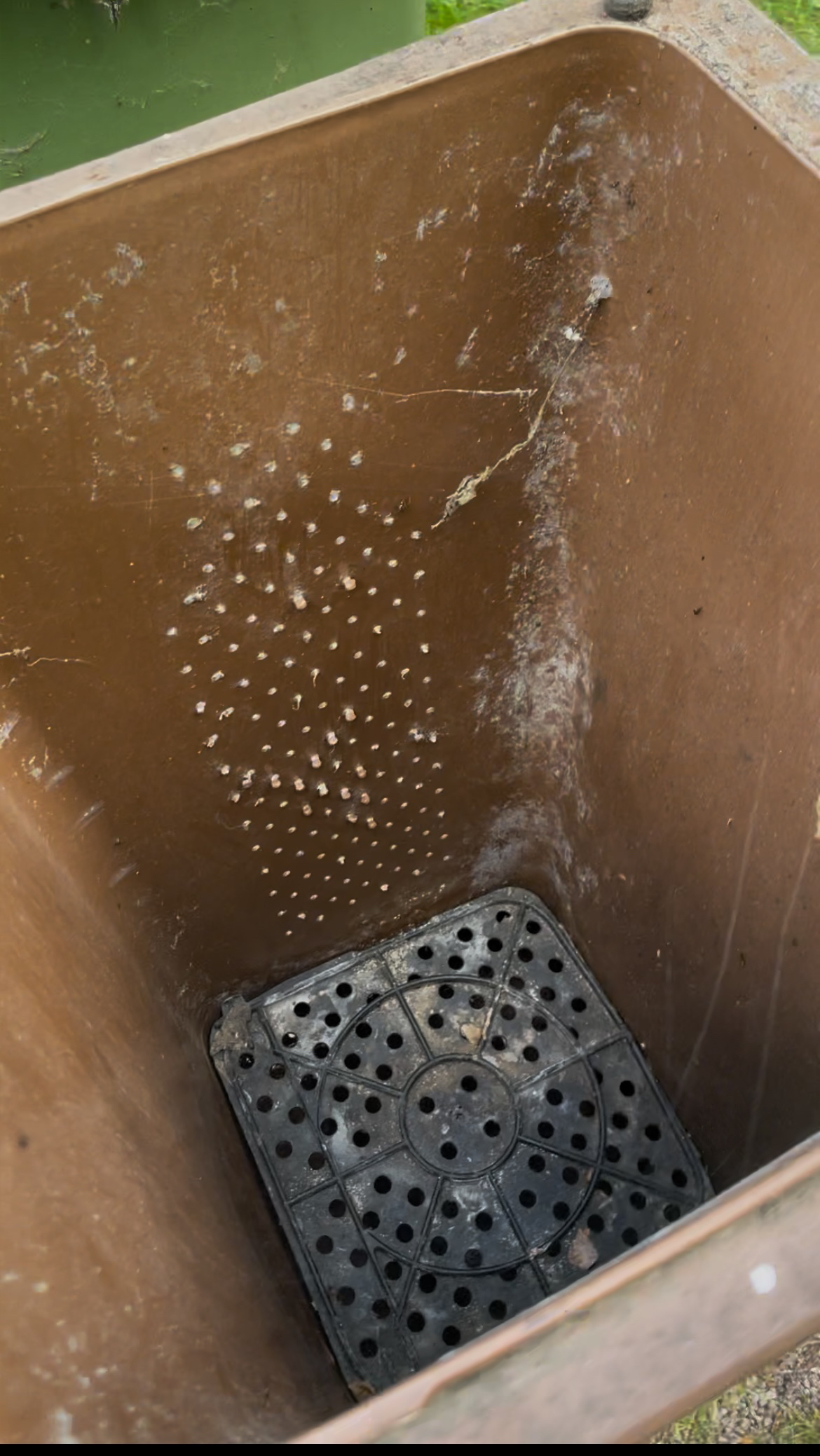 Smutsig soptunna före rengöring